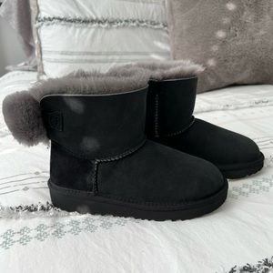 NWOT Girls UGG boots, classic short/mini black with grey bow size 13